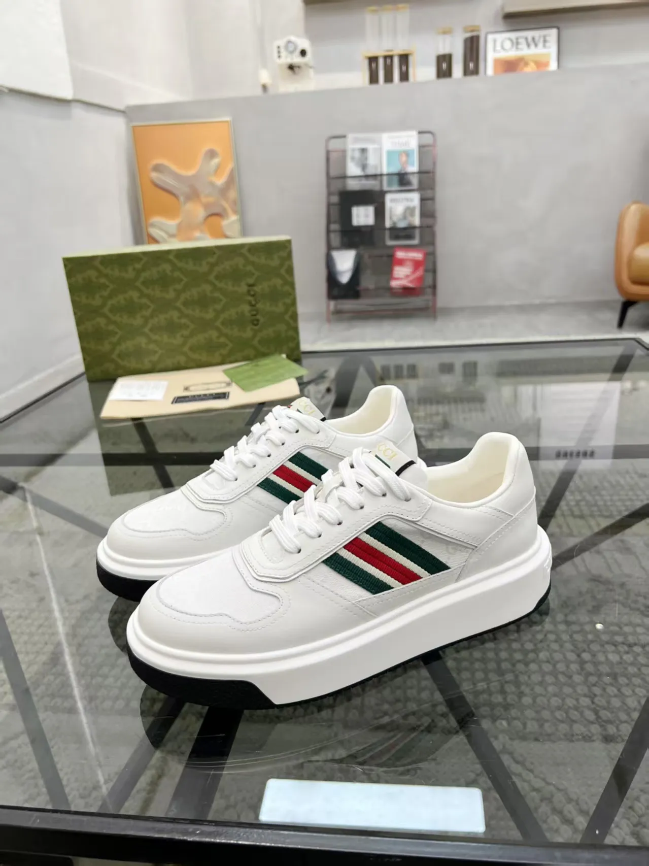 Factory price: 460💰Gucci’s new men’s shoes GUCCI] latest shoes shipped. Original quality, fashionable, made of special materials, sheepskin lining, brand new packaging. The foot feels super comfortable and the workmanship is impeccable. Size: 38-44, customized 45